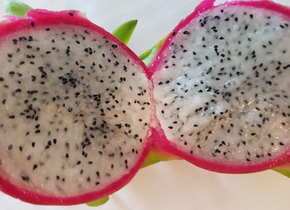 Fruta abierta de pitahaya